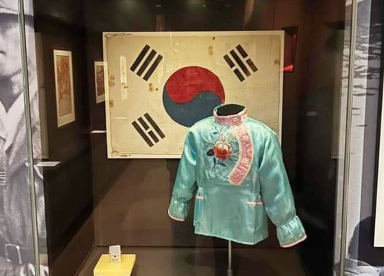  太極旗の前に中国風の服を展示したオーストラリア戦争博物館　［徐ギョン徳教授ＳＮＳ　キャプチャー］