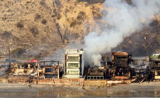 ロス山火事で周囲が焦土化する中、１軒だけ焼け落ちなかった建物。［写真　ＡＦＰ＝聯合ニュース］