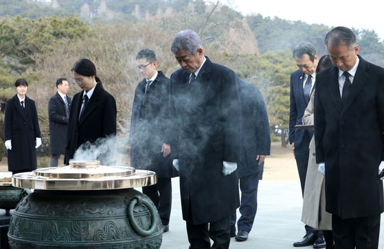 国立ソウル顕忠院で黙祷する岩屋毅外相　［写真　ニューシス］