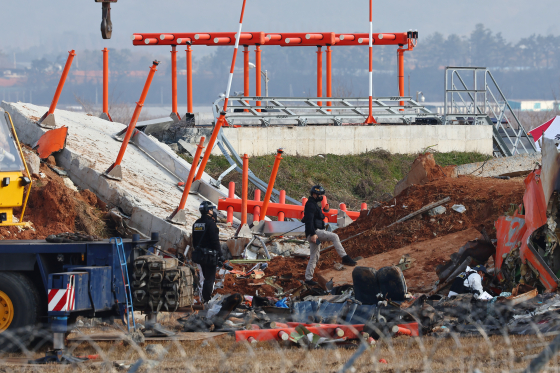 務安国際空港のローカライザーを調べている警察。［写真　聯合ニュース］