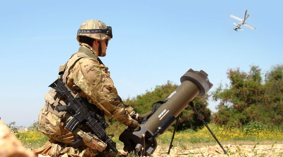 イスラエルのＵｖｉｓｉｏｎが開発した自爆攻撃用ドローン「ｈｅｒｏ４０」。発射後に空をぐるぐる回り、目標を指定すれば突進して自爆するドローン。中央フォト