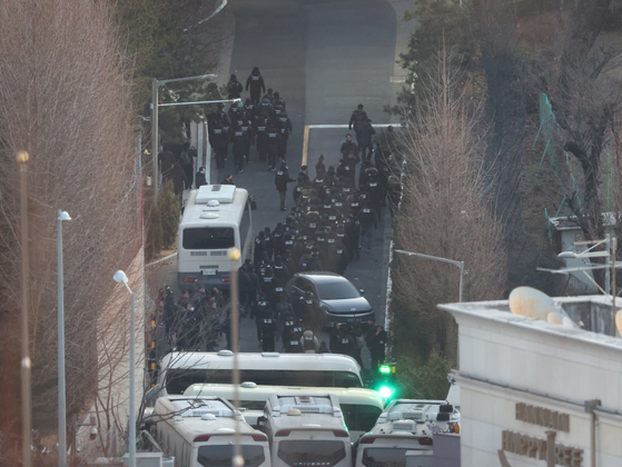 大統領官邸に進入している公捜処関係者および警察。［写真　ニュース１］