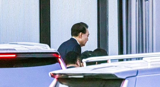 内乱首魁容疑などで逮捕された尹錫悦（ユン・ソクヨル）大統領が１５日、京畿果川（クァチョン）高位公職者犯罪捜査処庁舎の後門から入っている。　キム・ソンリョン記者