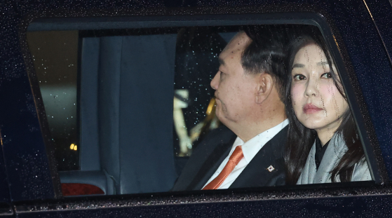 尹錫悦（ユン・ソクヨル）大統領と金建希（キム・ゴンヒ）夫人の姿。［写真　聯合ニュース］