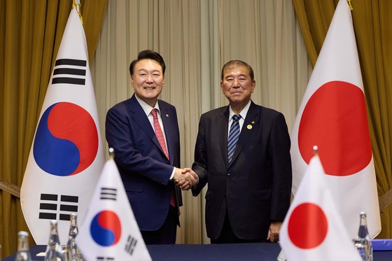 昨年１１月に会談した尹錫悦（ユン・ソクヨル）大統領と石破茂首相　［大統領室提供］