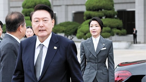 韓国の尹錫悦（ユン・ソクヨル）大統領と金建希（キム・ゴンヒ）夫人が２０２４年１０月６日、フィリピン・シンガポールなど国賓訪問のために出国の途に就いている。［写真　大統領室写真記者団］