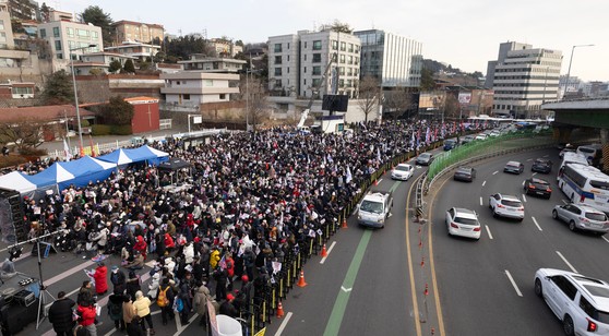 尹錫悦（ユン・ソクヨル）大統領の支持者が１２日、ソウル竜山区漢南洞（ヨンサング・ハンナムドン）の大統領官邸周辺で集会をしている。イム・ヒョンドン記者