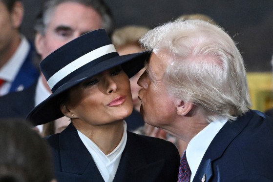 就任式で話題になったトランプ大統領とメラニア夫人の「空中キス」の瞬間。［写真　ＡＰ＝聯合ニュース］