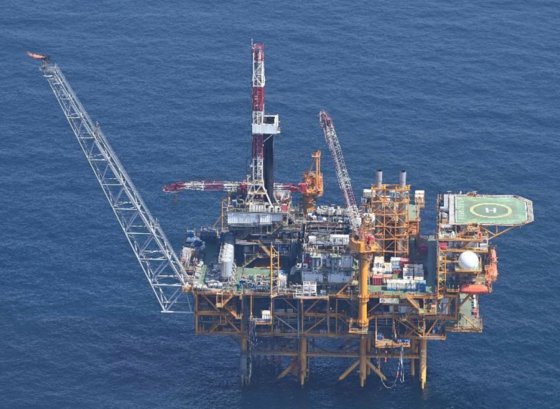 ２０２２年５月に土台設置が確認された第７鉱区周辺の中国の天然ガス生産プラットフォームから炎が上がっている。［写真　日本防衛省］