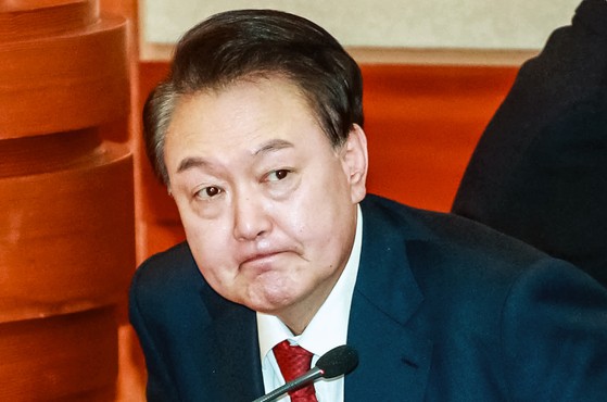 韓国の尹錫悦（ユン・ソクヨル）大統領が２１日午後、ソウル鍾路区斎洞（チョンノグ・チェドン）憲法裁判所で開かれた弾劾審判第３回弁論期日に出席して被請求人側に座っている。チョン・ミンギュ記者
