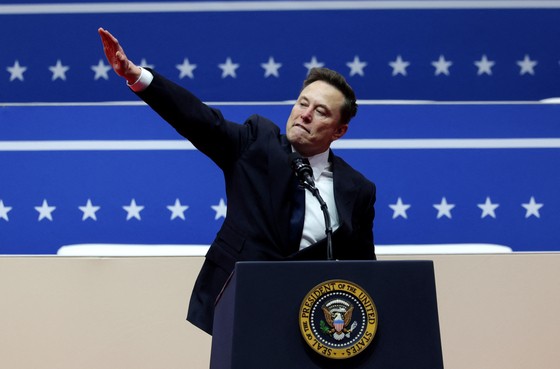 ナチス式敬礼を連想させるジェスチャーを見せるイーロン・マスク氏［写真　ロイター＝聯合ニュース］