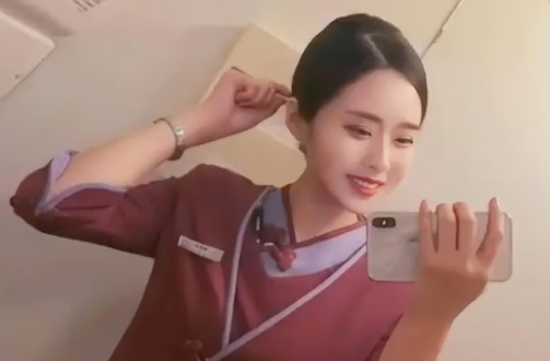 乗務員在職時代の楊顔西さん［写真　ＳＮＳ］