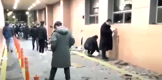西部地方法院（地裁）で確認された放火を試みる男。［ジェイカンパニーユーチューブのキャプチャー］