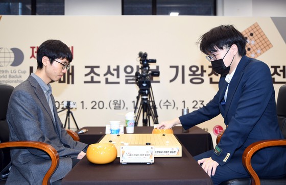２３日に行われたＬＧ杯棋王戦決勝最終局に臨んだ韓国の卞相壹（ビョン・サンイル）九段（左）と柯潔九段　韓国棋院提供