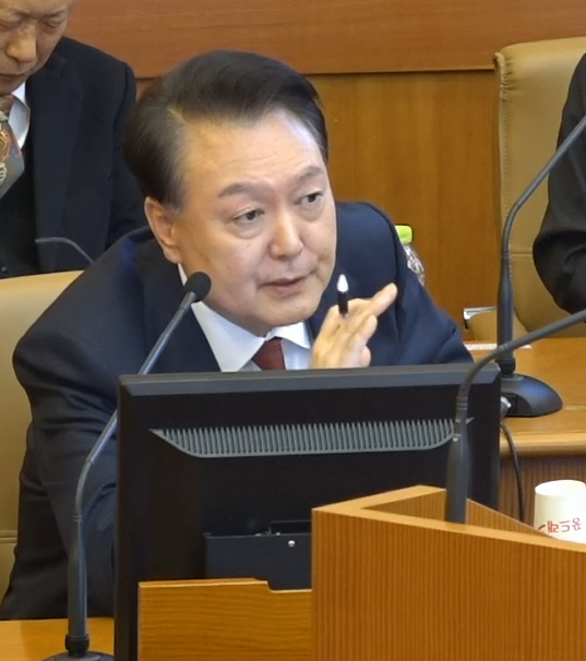 ２３日、ソウル鍾路区（チョンノグ）憲法裁判所で開かれた弾劾審判４次弁論で、尹錫悦（ユン・ソクヨル）大統領は証人として出席した金竜顕（キム・ヨンヒョン）前国防部長官に直接証人尋問をした。　［写真　憲法裁判所］