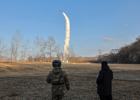   戦略巡航誘導武器の試験発射を参観する金正恩国務委員長　［聯合ニュース］