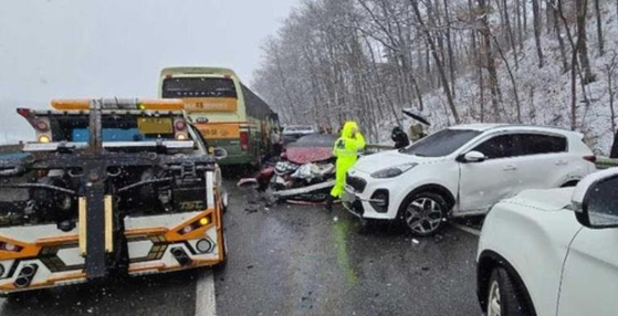 ２７日に発生した嶺東（ヨンドン）高速道路玉突き事故の現場。［写真　江原（カンウォン）消防本部］