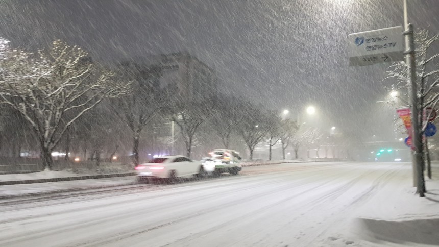   大雪警報が出された中、牽引される事故車両［聯合ニュース］