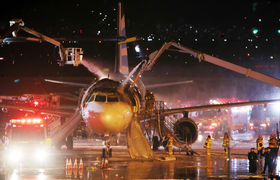 当局が消火作業にあたっているエアプサン航空機の火災。［写真　ニュース１］