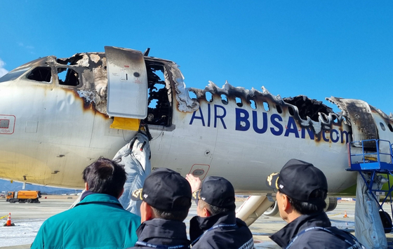 ２９日午前、金海（キムヘ）空港で朴亨埈（パク・ヒョンジュン）釜山（プサン）市長らがエアプサン航空機火災事故現場を視察している。［写真　釜山市］