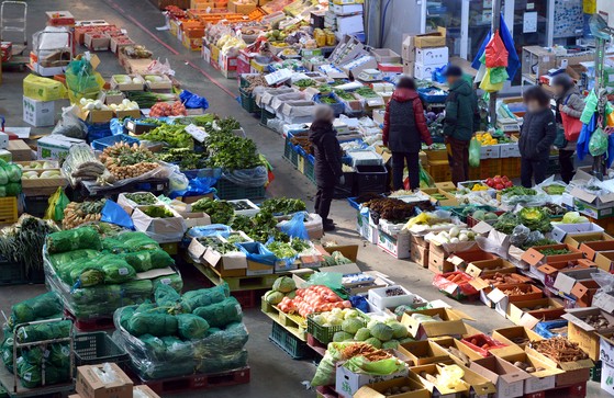 １３日午後、大田（テジョン）のある農産物卸売市場が閑散としている。キム・ソンテ