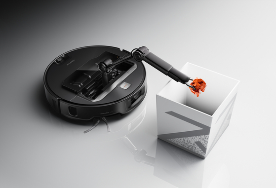 物をつかめるアーム付きロボロックの新製品サロスＺ７０。［写真　ロボロック］