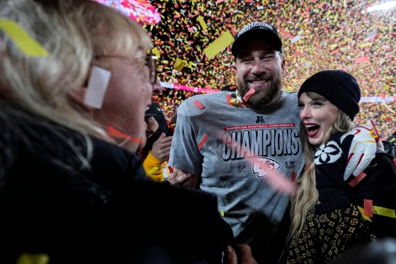 ポップスターのテイラー・スウィフトと恋人のカンザスシティ・チーフスのトラビス・ケルシー選手［写真　ＡＰ＝聯合ニュース］