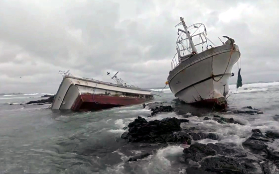 １日午前９時２４分ごろ、済州市旧左邑のトキ島付近の沖合で漁船２隻が座礁した。写真は座礁した漁船２隻が破損している様子。［写真　済州地方海洋警察庁］