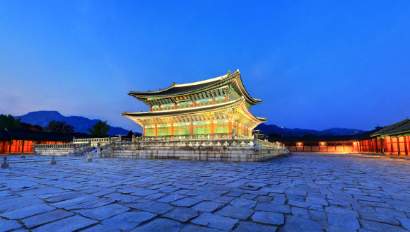 景福宮勤政殿の夜景。［写真　文化財庁］