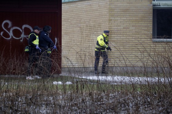 銃撃事件発生現場に警察が投入された様子。［写真　ＡＰ＝聯合ニュース］