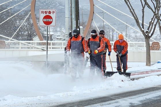 ４日、全北淳昌郡（チョンブク・スンチャングン）一帯で道路周辺の除雪作業が行われている。［写真　淳昌郡］