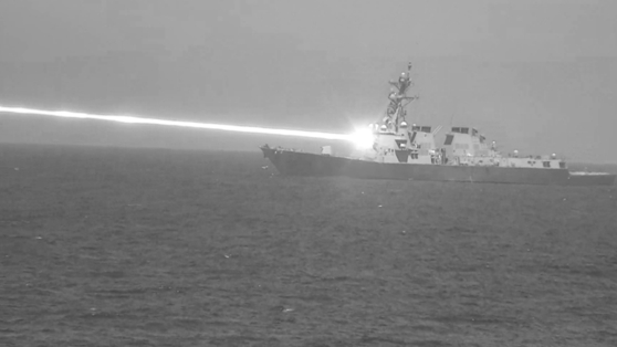 米海軍の駆逐艦「プレブル」からレーザー兵器システム「ヘリオス」を発射する場面　［米国防総省試験評価局報告書　キャプチャー］