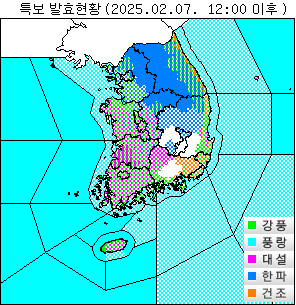 ７日１２時基準の韓国の気像特報現況。中部には寒波特報、忠清（チュンチョン）と湖南（ホナム）には大雪特報が出されたほか、海岸地域を中心に強風特報が発令されている。［写真　韓国気象庁］