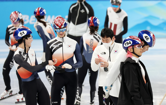 韓国ショートトラック代表チームの選手が８日午後、中国北京の首都体育館で明るい雰囲気で練習をしている。  　