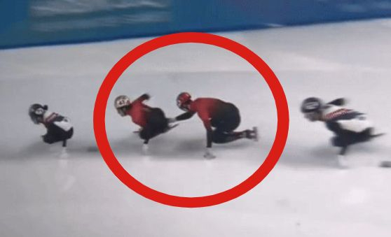 ショートトラック男子５００メートル決勝でチームメイトのお尻を押す孫竜。［インターネット　キャプチャー］