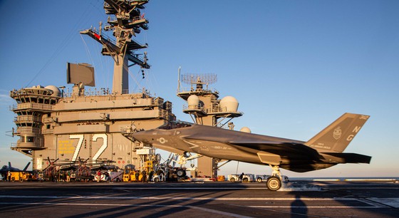 米海兵隊は海軍空母と陸上基地で運用するＦ－３５Ｃを保有している。　米海兵隊