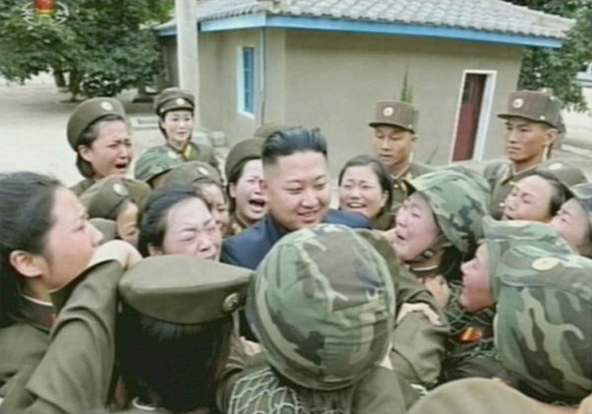 金正恩国務委員長を囲む北朝鮮女性軍。［写真　聯合ニュース］