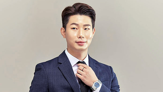 リウル（ＲＩＥＵＬ）のキム・リウル代表。［インスタグラム　キャプチャー］