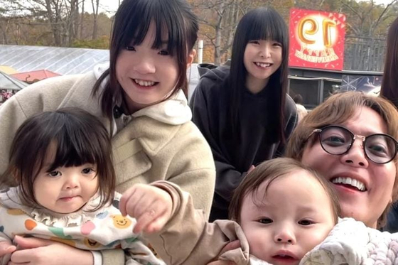   渡部竜太さんが妻、子女と一緒に撮った写真　［写真　ＳＣＭＰ］