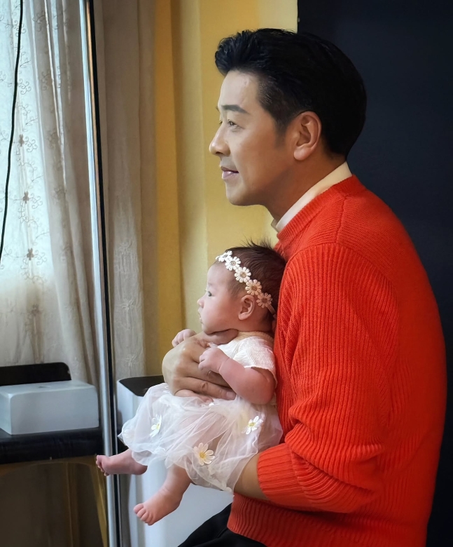 ​俳優リュ・シウォンと娘。　［写真　リュ・シウォンのインスタグラム　キャプチャー］