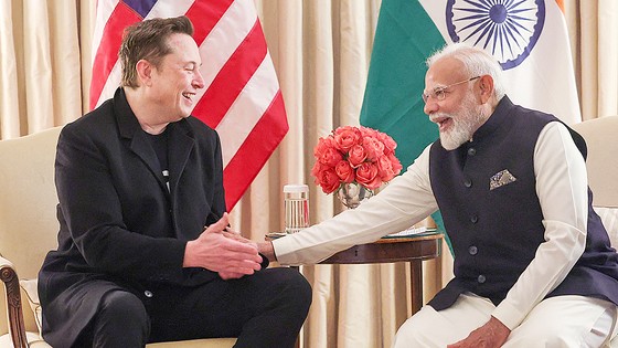 米国を訪問中のインドのナレンドラ・モディ首相（右）が１３日（現地時間）、テスラ（Ｔｅｓｌａ）のイーロン・マスクＣＥＯ（左）とワシントンＤ．Ｃ．ホワイトハウスに近い迎賓館ブレアハウスで会った姿を撮影した写真を自身のソーシャルメディア「Ｘ（旧ツイッター）」に投稿した。［写真　Ｘ］
