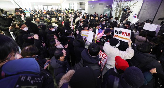 １０日、尹錫悦（ユン・ソクヨル）大統領弾劾審判防御権保障関連の会議が開かれた国家人権委員会のロビーで尹大統領支持者が弾劾無効を叫んでいる。　チャン・ジニョン記者
