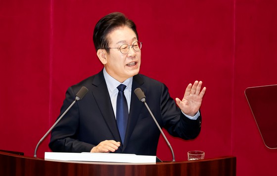 １０日、ソウル汝矣島の国会本会議場で「回復と成長」をテーマに第４２２回国会交渉団体代表演説をする李在明（イ・ジェミョン）共に民主党代表　チョン・ミンギュ記者