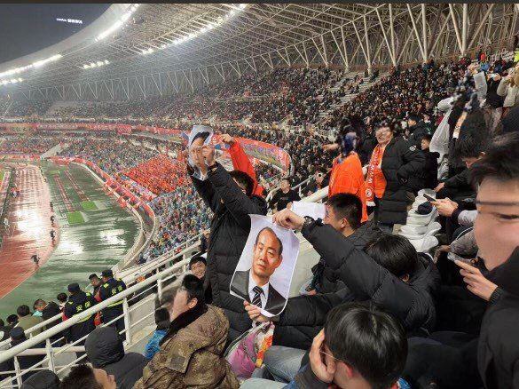   韓国光州ＦＣのファンに向け「全斗煥写真」を広げたとみられる中国人。［写真　光州ＦＣ］