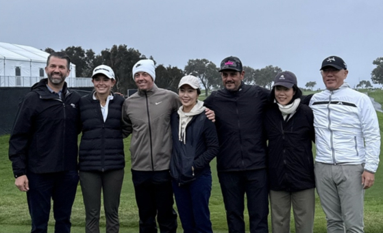 カイ・トランプがＳＮＳに載せた写真。左からドナルド・トランプ・ジュニア、カイ・トランプ、ローリー・マキロイ。右端が鄭義宣（チョン・ウィソン）現代車会長。　［写真＝インスタグラムｋａｉｔｒｕｍｐｇｏｌｆｅｒ］