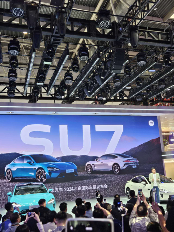 ２０２４年４月北京モーターショーのシャオミ展示館で雷軍会長がＳＵ７を紹介している。イ・ドソン記者