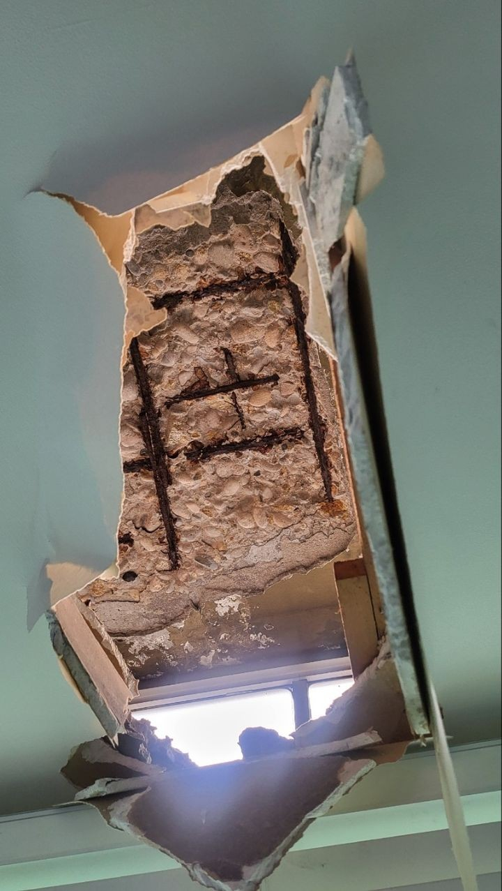 ソウルの老朽マンションで家の天井が落ちた様子（写真　ニューシス）