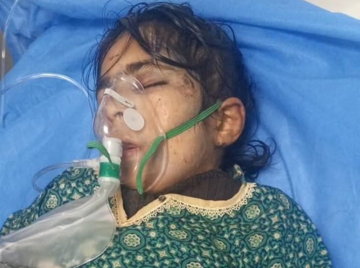 殺害されたパキスタン少女イクラさんの死亡前の病院での姿。［Ｘ　キャプチャー］