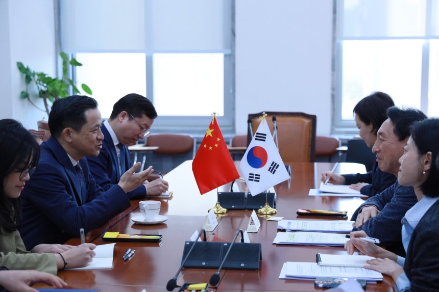 戴兵駐韓中国大使は１９日、金碩基（キム・ソッキ）国会外交統一委員長と会ったと明らかにした。　［戴兵大使　ＳＮＳ］
