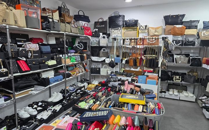 発見された秘密売場でカバン、財布など偽造商品が陳列されている様子。［写真　ソウル市］